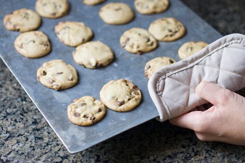 The BEST baking trays and cookie sheets for baking cookies.