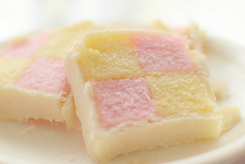 https://www.homemade-dessert-recipes.com/images/battenberg-cake-slice-with-marzipan.jpg
