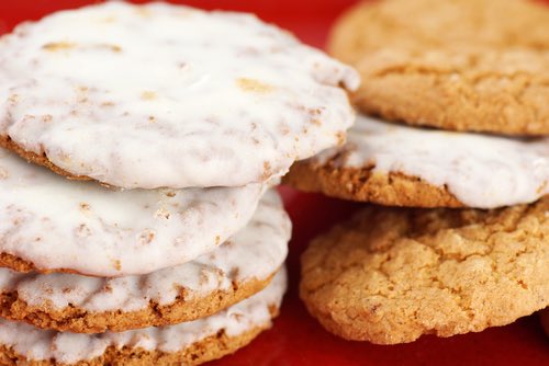 Get old fashioned cookie icing recipes and turn your cookies into attractive treats nobody can resist. The icing is simple to make, and it hardens fast.