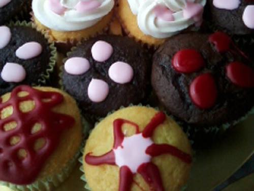 Here's some creative ways to decorate cupcakes that you'll want to try. You can achieve beautiful results without needing special skills or equipment.