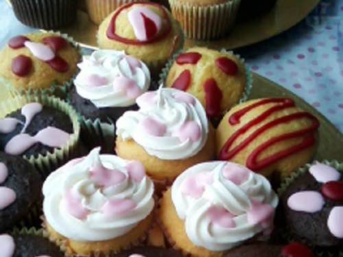 Learn how to decorate fancy cupcakes the easy way and see amazing results. Decorating is fun with many creative options. Just follow the easy steps to begin.