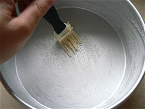 Greasing a Floured Cake Pan