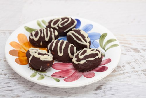 Get recipes for Grandma's old fashioned chocolate Easter Eggs. Enjoy making a variety of homemade chocolate coated eggs with delicious fillings.