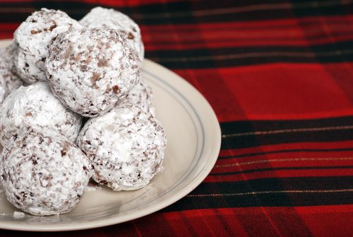 Get St Patrick's Day cake recipes and enjoy a delicious GREEN Pudding Cake and your own pot of gold... Irish Whisky Balls decadent with whiskey and pecans.