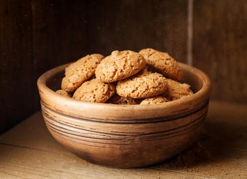 Get an Italian amaretti cookie recipe and make delicious homemade almond flavored cookies delightfully crispy on the outside and moist and chewy on the inside.