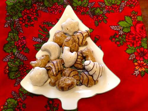 Get Grandma's old fashioned Christmas cookie recipes and make a delicious assortment of festive holiday cookies. Fun and easy enough for the kids to make.