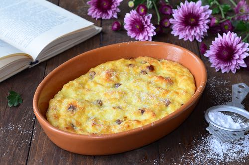 Get authentic Renaissance pudding recipes for making historical bread or rice puddings, or tasty custard-based puddings flavored with oranges or almonds.