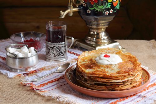 Get traditional Russian dessert recipes and make Russian punch tart, blini, sweet biscuits, cake, honey mousse, and the famous cranberry kissel a la Russe.